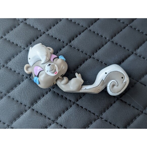 Littlest Pet Shop Pepper Clark The Skunk (#3694) Themed Pack Puttin' On The Glam - Picture 1 of 4